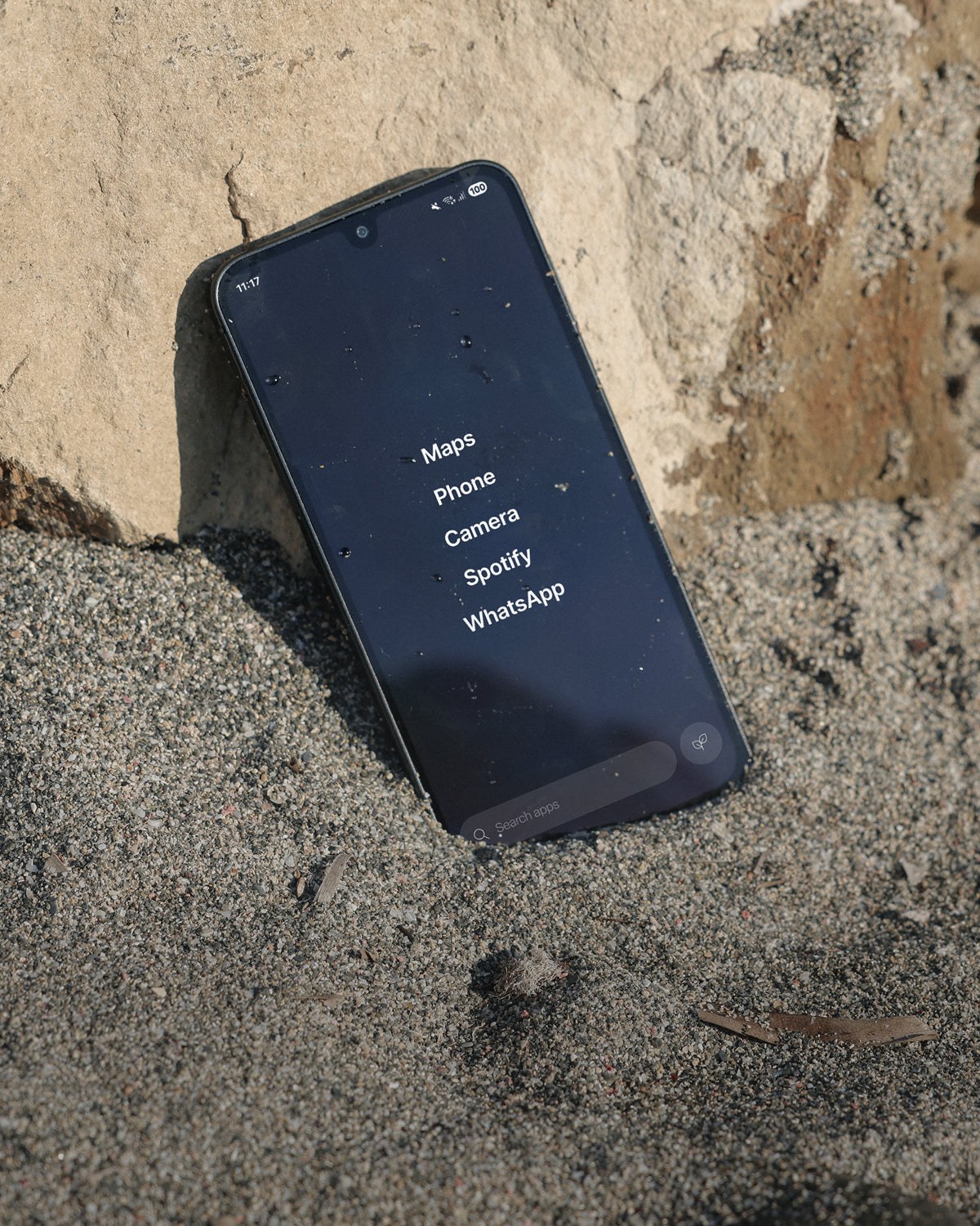 Le Balance Phone Kids posé dans le sable