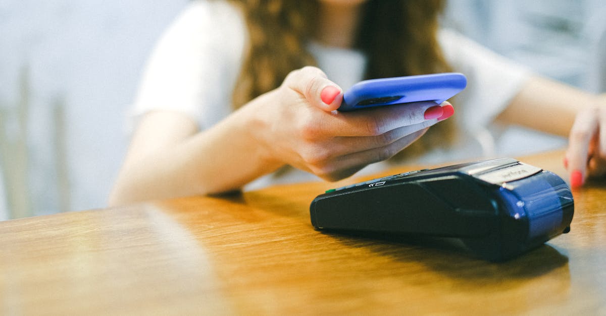 Payer et gérer sa banque sans smartphone : ce qui marche (et ce qui coince)