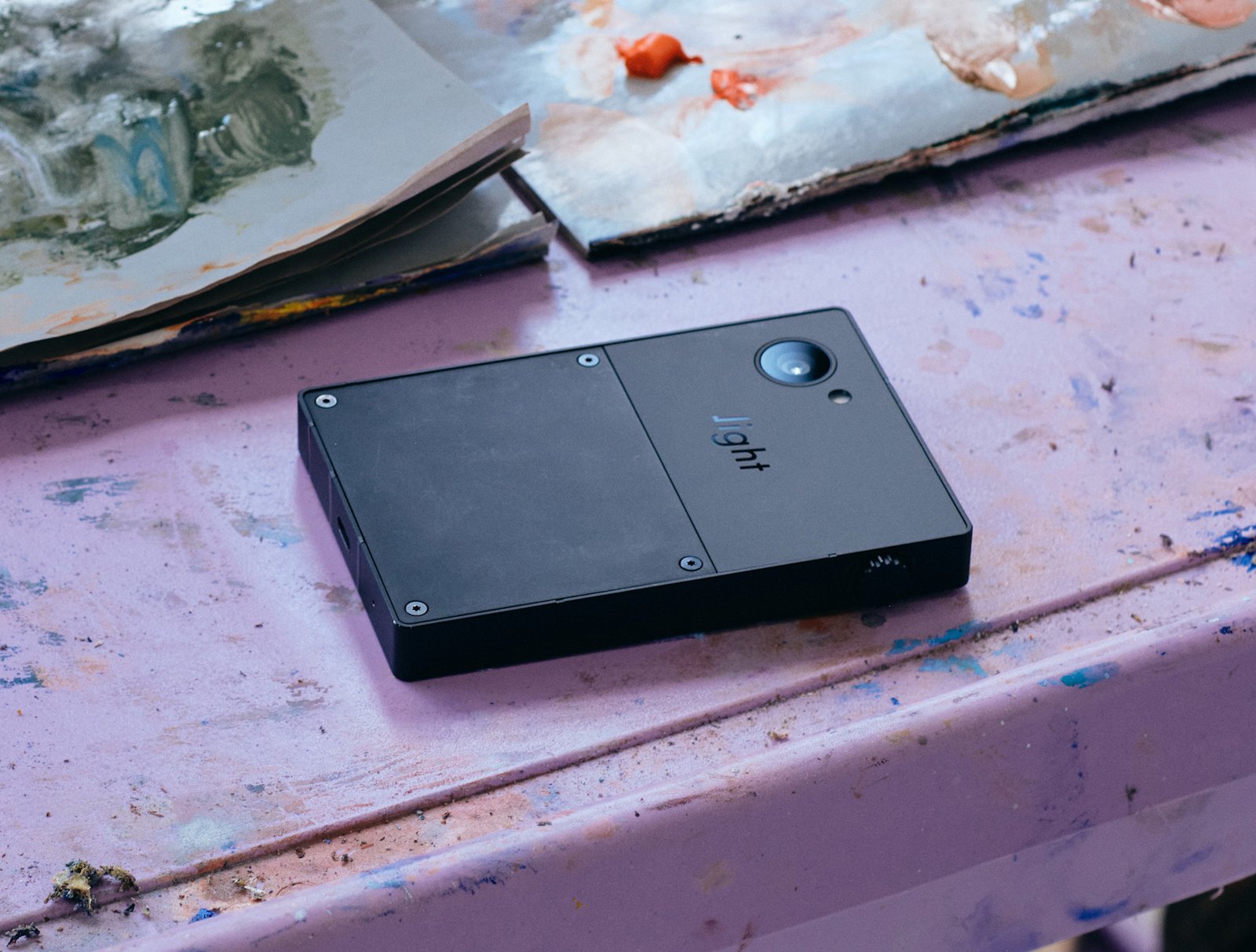 Le Light Phone 3 posé sur une table d'atelier