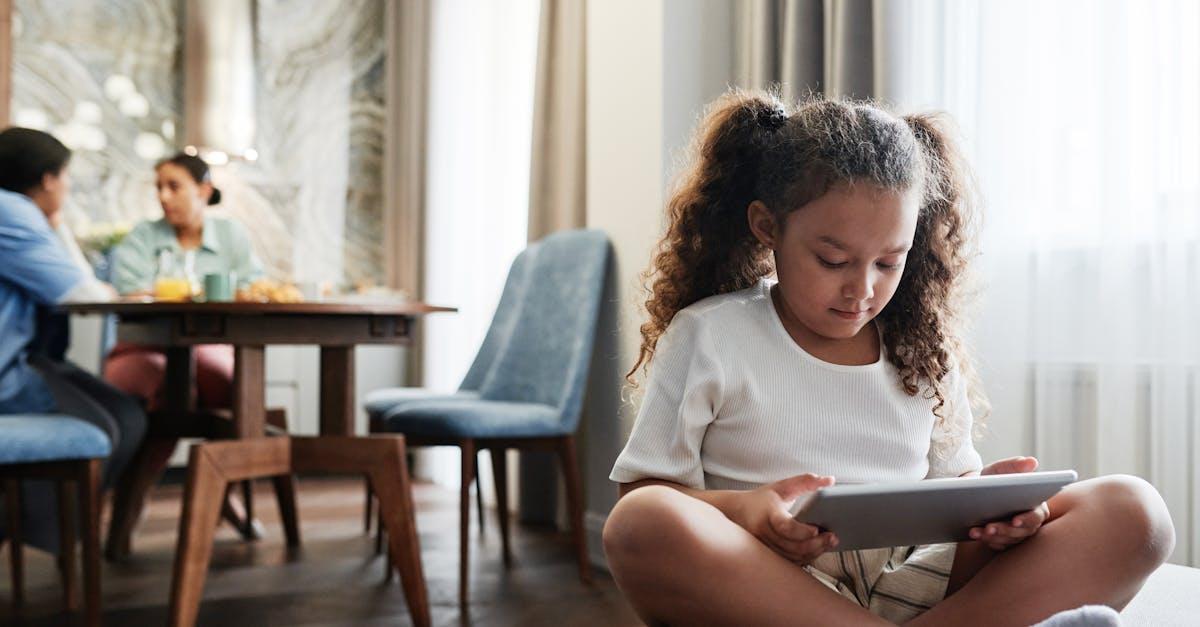 Enfants et écrans : ce que dit la science récente, et ce que font les pays sérieux